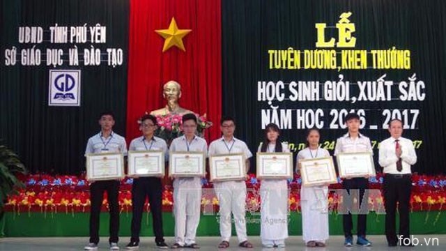 越南富安省300逾名优秀学生获得表彰