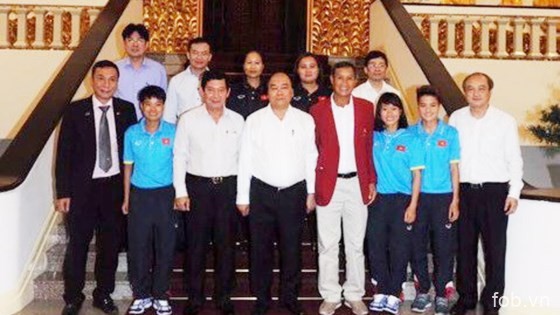 阮春福总理会见越南女足队代表团
