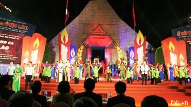 “越老之壮歌”点燃蜡烛表示感恩之心艺术表演活动在越南义安省举行