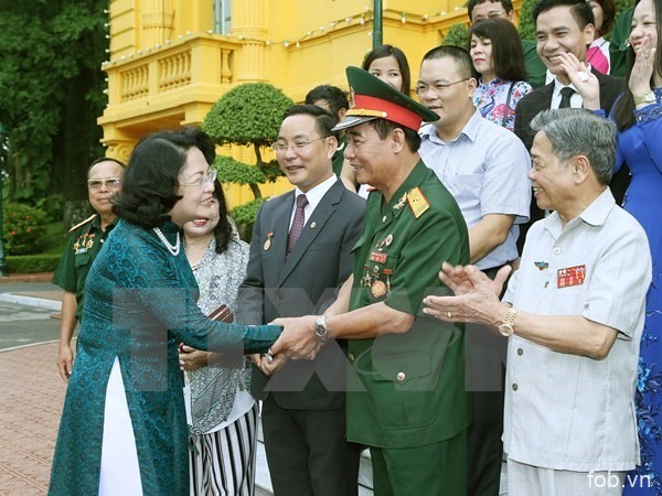 越南国家副主席邓氏玉盛会见伤残军人和残疾人企业家代表团