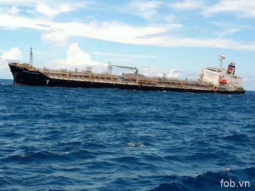 在越南平顺省海域搁浅的外籍货船脱困并被拖拽靠岸