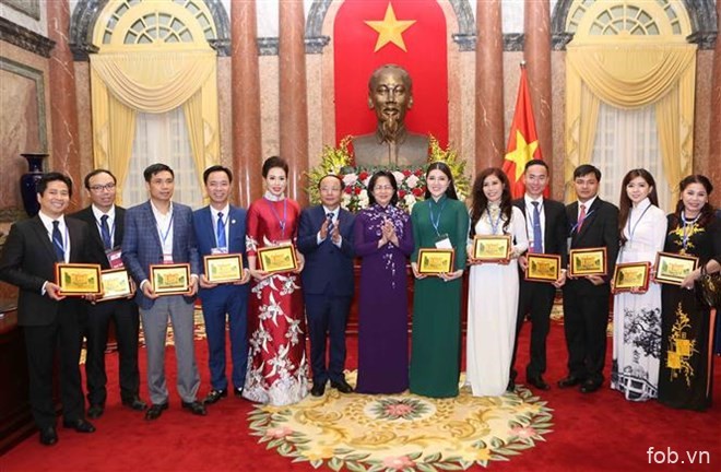 越南国家代主席邓氏玉盛会见优秀企业家和农民代表