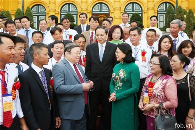 越南国家代主席邓氏玉盛会见优秀企业家和农民代表